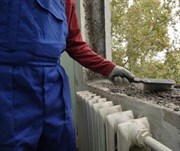 Демонтаж цементнопесчанных откосов с оконных проемов
